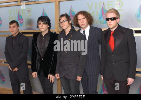 Miami, Floride, États-Unis. 29 août 2024. Gerard Way, Ray Toro, Frank Iero, Mikey Way et Bob Bryar de My Chemical Romance arrivent aux MTV Video Music Awards organisés à l'American Airlines Arena le 29 août 2005 à Miami en Floride. Crédit : Mpi04/Media Punch/Alamy Live News Banque D'Images