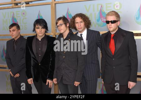 Miami, Floride, États-Unis. 29 août 2024. Gerard Way, Ray Toro, Frank Iero, Mikey Way et Bob Bryar de My Chemical Romance arrivent aux MTV Video Music Awards organisés à l'American Airlines Arena le 29 août 2005 à Miami en Floride. Crédit : Mpi04/Media Punch/Alamy Live News Banque D'Images