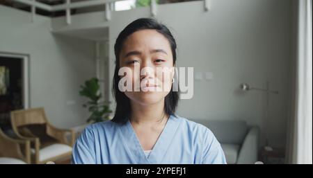 Portrait d'une heureuse infirmière asiatique au travail à l'hôpital, souriant à la caméra Banque D'Images