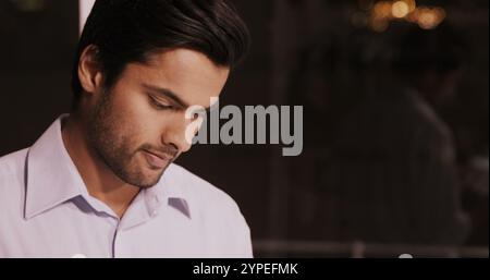Businessman working in office at night Banque D'Images