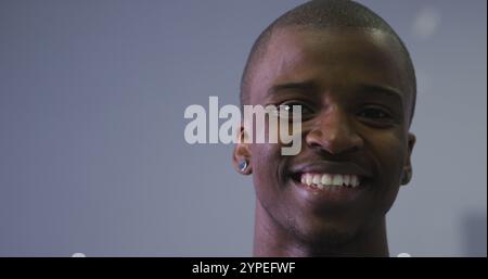 Portrait d'un danseur masculin moderne biracial, vêtu de vêtements noirs, regardant la caméra Banque D'Images