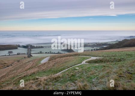 Colline de cheval blanc au début de la matinée novembre gel et brouillard. Uffington, Oxfordshire, Angleterre Banque D'Images