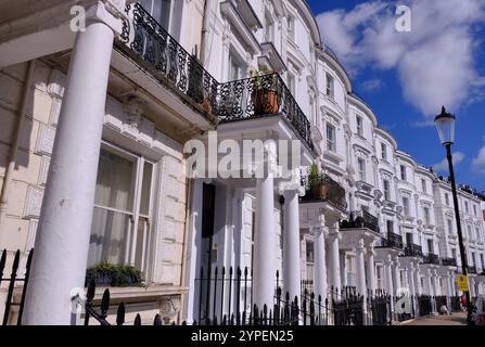Maisons de terrasse d'époque avec balcons et colonnes à Lansdowne Crescent, Notting Hill, Londres, Angleterre, Royaume-Uni Banque D'Images