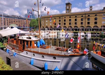 Dunkerque petits navires commémorant l'évacuation de Dunkerque avec des réflexions dans la marina St Katharine Docks sur la Tamise à Londres, Angleterre, Royaume-Uni Banque D'Images