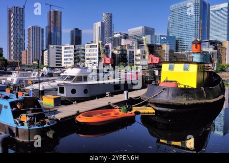 Bateaux colorés avec des reflets miroirs dans Poplar Dock Marina à Isle of Dogs à Londres, Angleterre, Royaume-Uni Banque D'Images