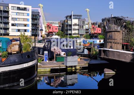 Bateaux colorés avec des reflets miroirs dans Poplar Dock Marina à Isle of Dogs à Londres, Angleterre, Royaume-Uni Banque D'Images