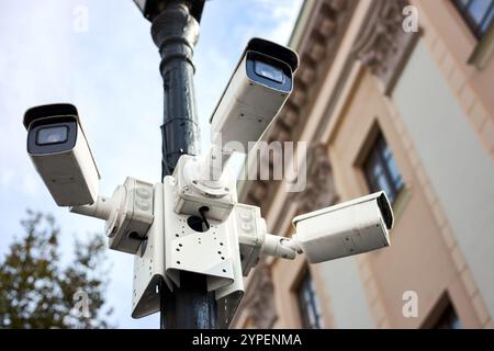 Caméras de vidéosurveillance de rue sur le poteau. Caméras multifonctions - radars pour surveiller les rues et les routes de la ville. Protection de la ville. sécurité. Ville intelligente. Banque D'Images