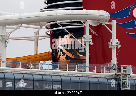 Le bateau de croisière Disney Treasure est amarré au chantier naval Meyer à Papenburg le 15 septembre 2024. Banque D'Images