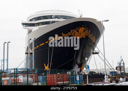 Le bateau de croisière Disney Treasure est amarré au chantier naval Meyer à Papenburg le 15 septembre 2024. Banque D'Images