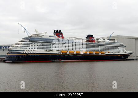 Le bateau de croisière Disney Treasure est amarré au chantier naval Meyer à Papenburg le 15 septembre 2024. Banque D'Images