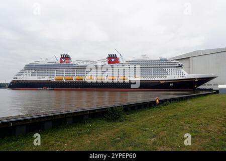 Le bateau de croisière Disney Treasure est amarré au chantier naval Meyer à Papenburg le 15 septembre 2024. Banque D'Images