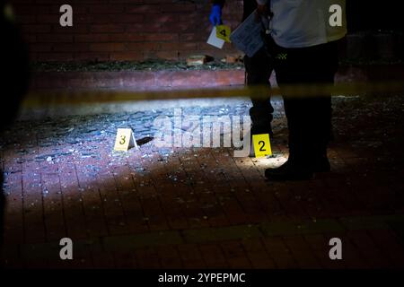 Bogota, Colombie. 20 novembre 2024. La police colombienne criminaliste et anti-bombe révise l'explosion d'une bombe près de l'Institut pénitentiaire colombien (INPEC) le 20 novembre 2024 à Bogota, en Colombie. Photo par : Sebastian Barros/long Visual Press crédit : long Visual Press/Alamy Live News Banque D'Images