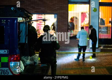 Bogota, Colombie. 20 novembre 2024. La police colombienne criminaliste et anti-bombe révise l'explosion d'une bombe près de l'Institut pénitentiaire colombien (INPEC) le 20 novembre 2024 à Bogota, en Colombie. Photo par : Sebastian Barros/long Visual Press crédit : long Visual Press/Alamy Live News Banque D'Images