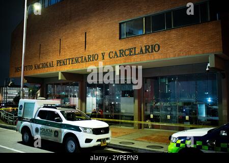 Bogota, Colombie. 20 novembre 2024. La police colombienne criminaliste et anti-bombe révise l'explosion d'une bombe près de l'Institut pénitentiaire colombien (INPEC) le 20 novembre 2024 à Bogota, en Colombie. Photo par : Sebastian Barros/long Visual Press crédit : long Visual Press/Alamy Live News Banque D'Images