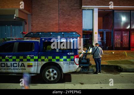 Bogota, Colombie. 20 novembre 2024. La police colombienne criminaliste et anti-bombe révise l'explosion d'une bombe près de l'Institut pénitentiaire colombien (INPEC) le 20 novembre 2024 à Bogota, en Colombie. Photo par : Sebastian Barros/long Visual Press crédit : long Visual Press/Alamy Live News Banque D'Images