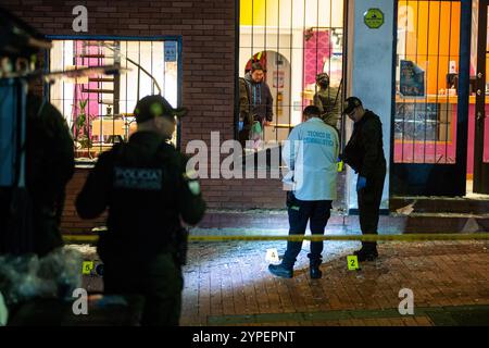 Bogota, Colombie. 20 novembre 2024. La police colombienne criminaliste et anti-bombe révise l'explosion d'une bombe près de l'Institut pénitentiaire colombien (INPEC) le 20 novembre 2024 à Bogota, en Colombie. Photo par : Sebastian Barros/long Visual Press crédit : long Visual Press/Alamy Live News Banque D'Images