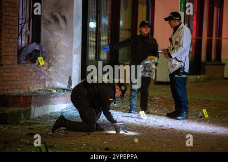 Bogota, Colombie. 20 novembre 2024. La police colombienne criminaliste et anti-bombe révise l'explosion d'une bombe près de l'Institut pénitentiaire colombien (INPEC) le 20 novembre 2024 à Bogota, en Colombie. Photo par : Sebastian Barros/long Visual Press crédit : long Visual Press/Alamy Live News Banque D'Images