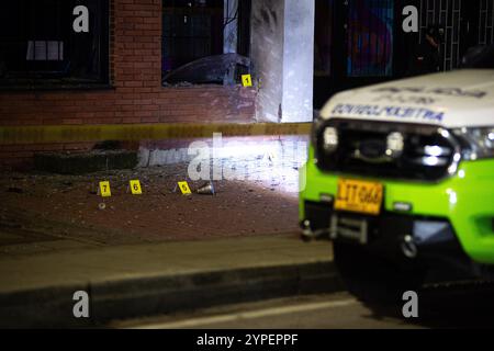Bogota, Colombie. 20 novembre 2024. La police colombienne criminaliste et anti-bombe révise l'explosion d'une bombe près de l'Institut pénitentiaire colombien (INPEC) le 20 novembre 2024 à Bogota, en Colombie. Photo par : Sebastian Barros/long Visual Press crédit : long Visual Press/Alamy Live News Banque D'Images