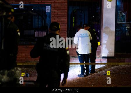Bogota, Colombie. 20 novembre 2024. La police colombienne criminaliste et anti-bombe révise l'explosion d'une bombe près de l'Institut pénitentiaire colombien (INPEC) le 20 novembre 2024 à Bogota, en Colombie. Photo par : Sebastian Barros/long Visual Press crédit : long Visual Press/Alamy Live News Banque D'Images