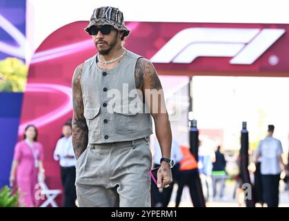 Lusail, Qatar. 29 novembre 2024. Lewis Hamilton, pilote britannique de Mercedes, arrive au circuit international de Lusail avant le Grand Prix du Qatar à Lusail, Qatar, le 29 novembre 2024. Crédit : Nikku/Xinhua/Alamy Live News Banque D'Images