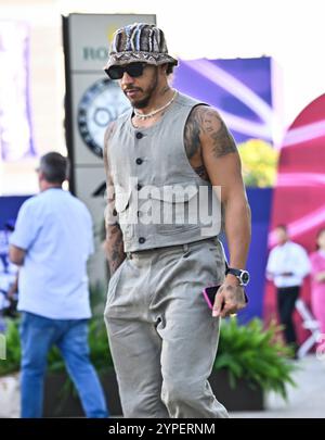 Lusail, Qatar. 29 novembre 2024. Lewis Hamilton, pilote britannique de Mercedes, arrive au circuit international de Lusail avant le Grand Prix du Qatar à Lusail, Qatar, le 29 novembre 2024. Crédit : Nikku/Xinhua/Alamy Live News Banque D'Images