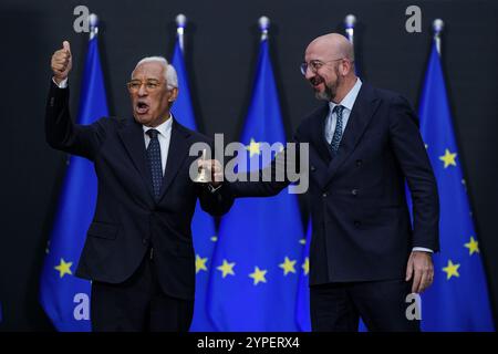 Bruxelles, Belgique. 29 novembre 2024. Le président sortant du Conseil européen Charles Michel (R) et le président entrant Antonio Costa assistent à la cérémonie de passation de pouvoir à Bruxelles, Belgique, le 29 novembre 2024. Antonio Costa, ancien premier ministre du Portugal, succédera à Charles Michel à la tête du Conseil européen le 1er décembre. Crédit : Peng Ziyang/Xinhua/Alamy Live News Banque D'Images