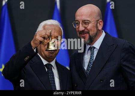 Bruxelles, Belgique. 29 novembre 2024. Le président sortant du Conseil européen Charles Michel (R) et le président entrant Antonio Costa assistent à la cérémonie de passation de pouvoir à Bruxelles, Belgique, le 29 novembre 2024. Antonio Costa, ancien premier ministre du Portugal, succédera à Charles Michel à la tête du Conseil européen le 1er décembre. Crédit : Peng Ziyang/Xinhua/Alamy Live News Banque D'Images