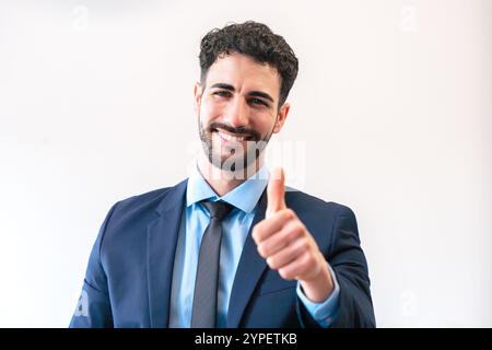 Homme d'affaires confiant souriant et donnant les pouces vers le haut geste en costume Banque D'Images