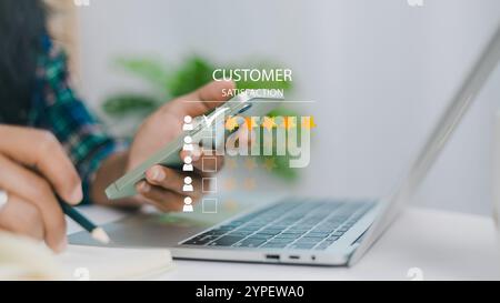 Femme d'affaires donnant une note avec 5 étoiles, service à la clientèle et satisfaction, femme donnant des commentaires via Internet. Avis positif. Satisfaction de la clientèle S Banque D'Images