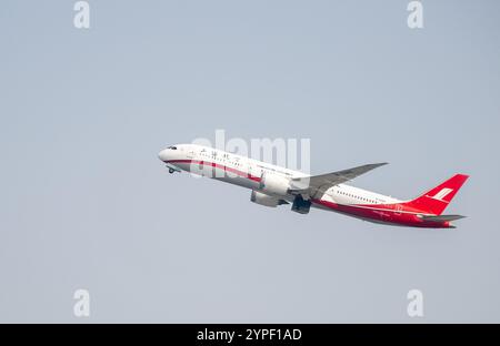 Shanghai, Chine - 04 novembre 2024 : le Boeing 787 B-208X Dreamliner de Shanghai Airlines décolle de l'aéroport international de Shanghai Pudong. Banque D'Images