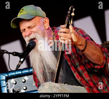 Seasick Steve en formation au Wychwood Music Festival 2024, hippodrome de Cheltenham, Cheltenham photo de Michael Palmer Banque D'Images