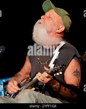 Seasick Steve en formation au Wychwood Music Festival 2024, hippodrome de Cheltenham, Cheltenham photo de Michael Palmer Banque D'Images