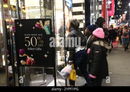 New York, États-Unis. 29 novembre 2024. Les consommateurs passent devant un panneau de vente du Black Friday à Manhattan, New York, États-Unis, le 29 novembre 2024. Crédit : Liu Yanan/Xinhua/Alamy Live News Banque D'Images