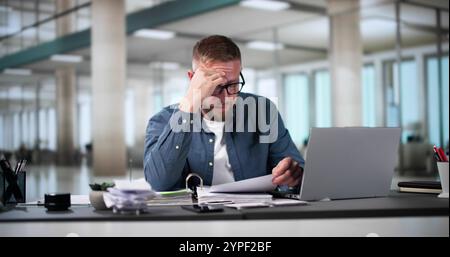 Comptable en entreprise stressé et fatigué Mano.Travailleur triste paresseux Banque D'Images