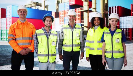 Joyeux ingénieur portuaire de l'industrie de la cargaison souriant. Travail d'équipe du port d'expédition Banque D'Images