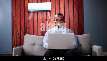 Climatiseur sur le mur dans le salon à la maison Banque D'Images