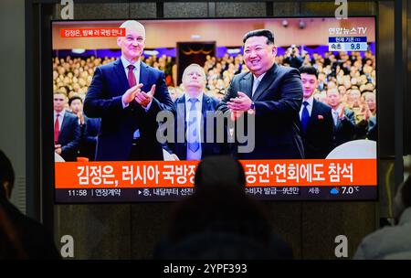 Une émission de télévision de 24 heures sur 24 à la gare de Yongsan à Séoul montre une émission de nouvelles avec le dirigeant nord-coréen Kim Jong un (R) regardant une performance avec le ministre russe de la Défense Andrei Belousov (l) à la Maison de la culture à Pyongyang en avril 25. Le dirigeant nord-coréen Kim Jong un a rencontré le ministre russe de la Défense en visite et a exprimé son soutien à la guerre de la Russie contre l'Ukraine, a rapporté l'Agence centrale de presse coréenne (KCNA) le 30 novembre dans un contexte de coopération militaire renforcée entre les deux Nations. Le dirigeant nord-coréen Kim a eu une réunion «amicale et digne de confiance» avec le ministe russe de la Défense Banque D'Images