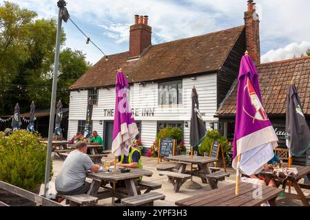 The Barge Inn, Battlesbridge, Essex, Royaume-Uni : un bâtiment classé grade II à ossature de bois et en bois datant des XVIIe et XVIIIe siècles. Banque D'Images