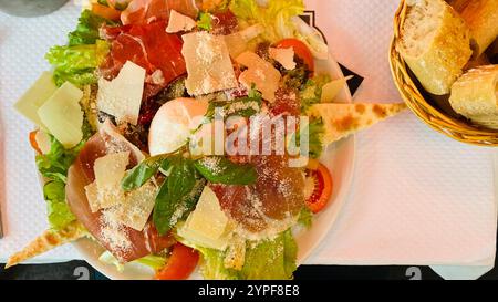 Salade Burrata avec laitue, tomate et parmesan Banque D'Images