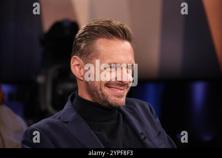 Kabarettiste Florian Schroeder zu Gast in der NDR Talk Show, Fototermin am 29.11.2024 im Fernsehstudio Hamburg Lokstedt vor der Sendung im 3. Programm des NDR Fernsehen *** artiste de cabaret Florian Schroeder comme invité sur le NDR Talk Show, séance photo le 29 11 2024 dans le studio de télévision de Hambourg Lokstedt avant la diffusion sur le programme 3 de NDR Television Banque D'Images