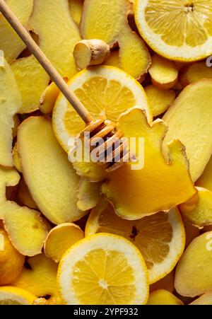 Miel avec gingembre frais et tranches de citron. Ingrédients pour une boisson saine d'hiver. Vue de dessus. Banque D'Images