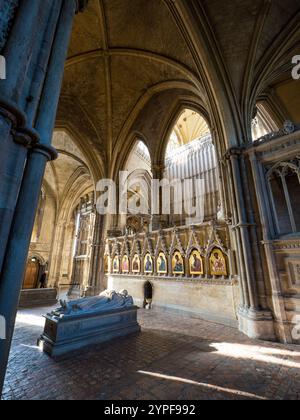 Le rétrochoir, avec icônes des saints, sanctuaire pour Saint Swithun, cathédrale de Winchester, Winchester, Angleterre, Royaume-Uni, GB. Banque D'Images