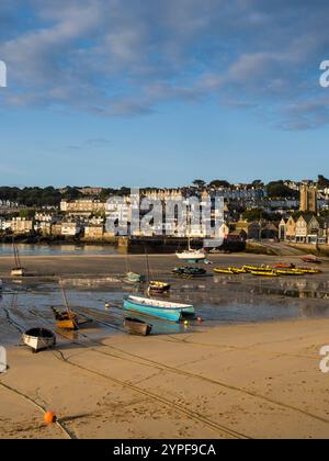 Bateau bleu, marée basse, tôt le matin, lumière dorée, port de St Ives, St Ives, Cornouailles, Angleterre, Royaume-Uni, GB. Banque D'Images