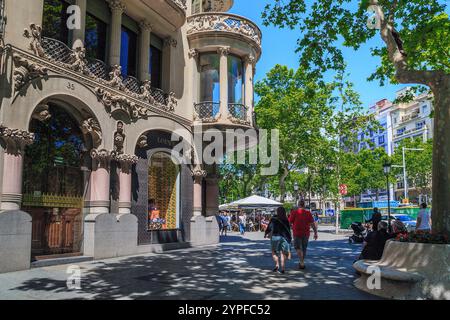 BARCELONE, ESPAGNE - 13 MAI 2017 : il s'agit d'un fragment architectural avec des baies vitrées sur la façade d'une maison dans le style Art Nouveau. Banque D'Images