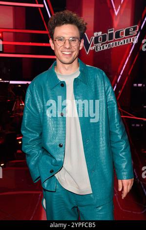 Kamrad im Halbfinale der 14. Staffel der Castingshow la voix de l'Allemagne 2024 im Studio H Berlin Adlershof. Berlin, 29.11.2024 *** Kamrad en demi-finale de la 14e saison de l'émission The Voice of Germany 2024 au Studio H Berlin Adlershof Berlin, 29 11 2024 Foto:XF.xKernx/xFuturexImagex Voice 4216 Banque D'Images