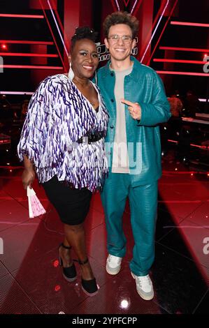 Ingrid Arthur und Kamrad im Halbfinale der 14. Staffel der Castingshow la voix de l'Allemagne 2024 im Studio H Berlin Adlershof. Berlin, 29.11.2024 *** Ingrid Arthur et Kamrad en demi-finale de la 14e saison du casting présentent The Voice of Germany 2024 au Studio H Berlin Adlershof Berlin, 29 11 2024 Foto:XF.xKernx/xFuturexImagex Voice 4217 Banque D'Images