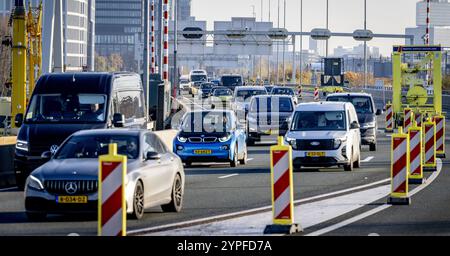 AMSTERDAM - trafic automobile sur l'A10 . La route de liaison A10 Zuid est fermée pour travaux, provoquant des embouteillages sur d'autres routes autour d'Amsterdam. C’est le premier week-end d’un total de trois week-ends que la route sera fermée pour la reconstruction de la jonction de Nieuwe Meer. ANP ROBIN UTRECHT netherlands Out - belgique Out Credit : ANP/Alamy Live News Banque D'Images