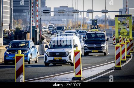 AMSTERDAM - trafic automobile sur l'A10 . La route de liaison A10 Zuid est fermée pour travaux, provoquant des embouteillages sur d'autres routes autour d'Amsterdam. C’est le premier week-end d’un total de trois week-ends que la route sera fermée pour la reconstruction de la jonction de Nieuwe Meer. ANP ROBIN UTRECHT netherlands Out - belgique Out Credit : ANP/Alamy Live News Banque D'Images