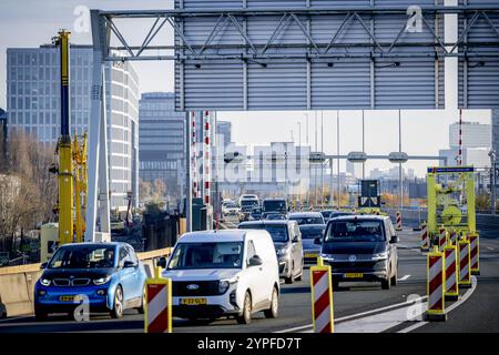 AMSTERDAM - trafic automobile sur l'A10 . La route de liaison A10 Zuid est fermée pour travaux, provoquant des embouteillages sur d'autres routes autour d'Amsterdam. C’est le premier week-end d’un total de trois week-ends que la route sera fermée pour la reconstruction de la jonction de Nieuwe Meer. ANP ROBIN UTRECHT netherlands Out - belgique Out Credit : ANP/Alamy Live News Banque D'Images