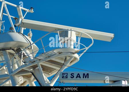 Marseille. France - 30 novembre 2024 : antenne radar blanche tournant au-dessus du navire, assurant une navigation sûre sous un ciel bleu clair Banque D'Images